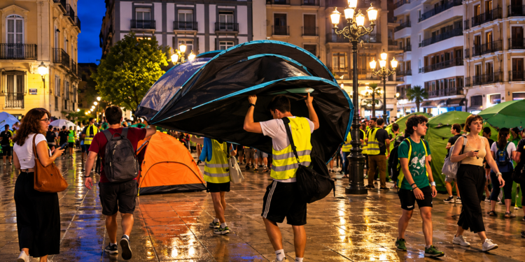 La acampada docente mueve las tiendas a un lateral de la plaza para facilitar los actos del Corpus 1 69e51a52 f0ed 4c98 8971 69e3ed5b3bd5