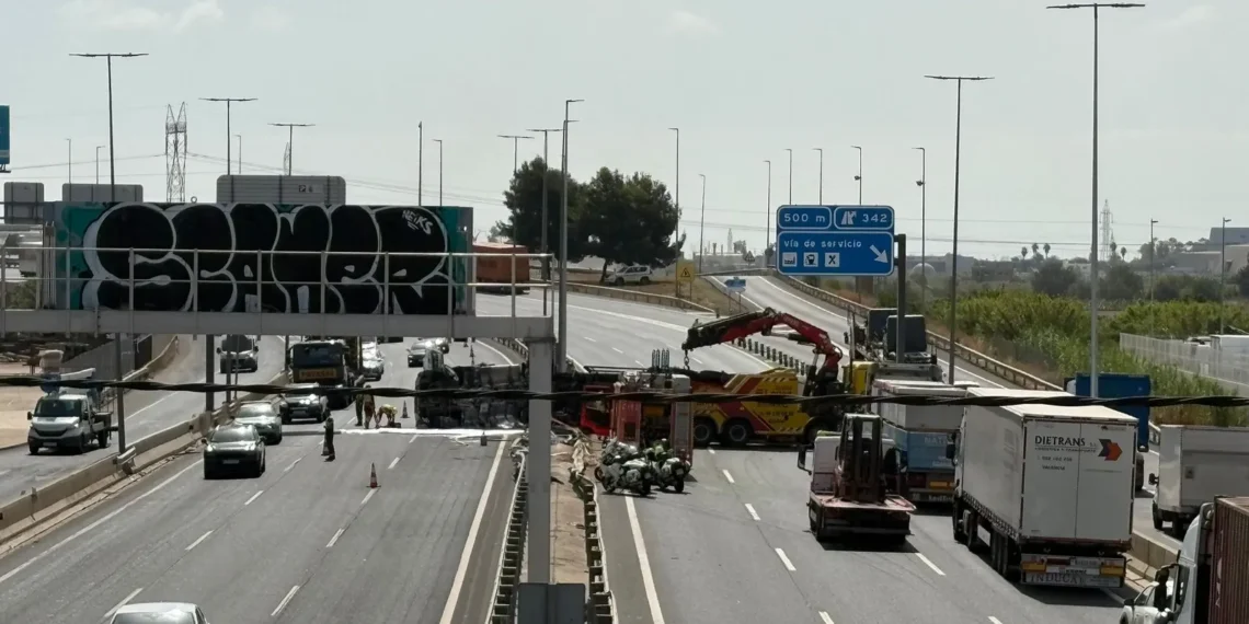 Caos en dos grandes autovías valencianas: un tráiler cruzado y un camión volcado provocan kilómetros de retenciones