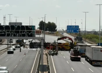 Caos en dos grandes autovías valencianas: un tráiler cruzado y un camión volcado provocan kilómetros de retenciones 14 Caos en dos grandes autovías valencianas: un tráiler cruzado y un camión volcado provocan kilómetros de retenciones