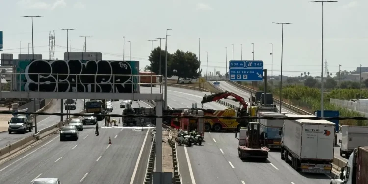 Caos en dos grandes autovías valencianas: un tráiler cruzado y un camión volcado provocan kilómetros de retenciones 1 Caos en dos grandes autovías valencianas: un tráiler cruzado y un camión volcado provocan kilómetros de retenciones
