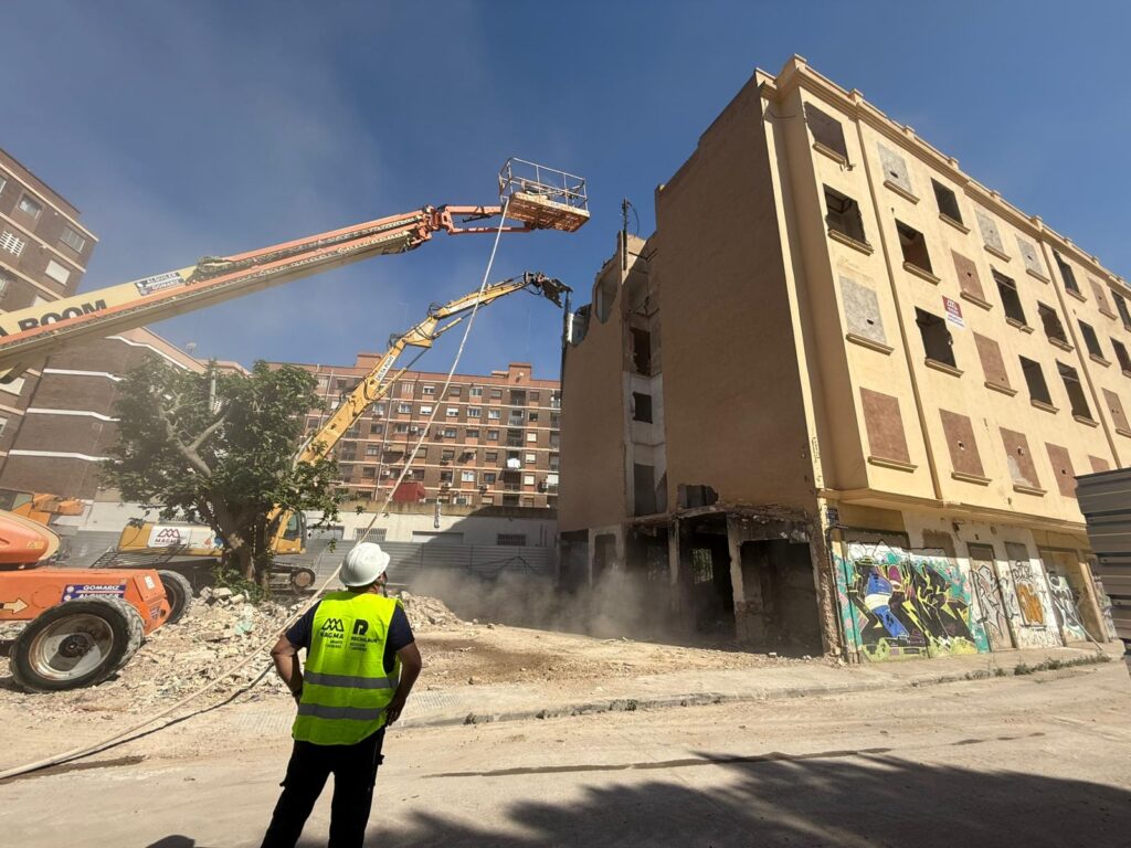 Adiós al edificio más polémico de Campanar: Valencia derriba el conocido como “Chernóbil” tras casi 40 años de abandono 2 Adios a %E2%80%98Chernobil Valencia inicia el derribo del historico edificio degradado de Campanar tras cuatro decadas de abandono 2