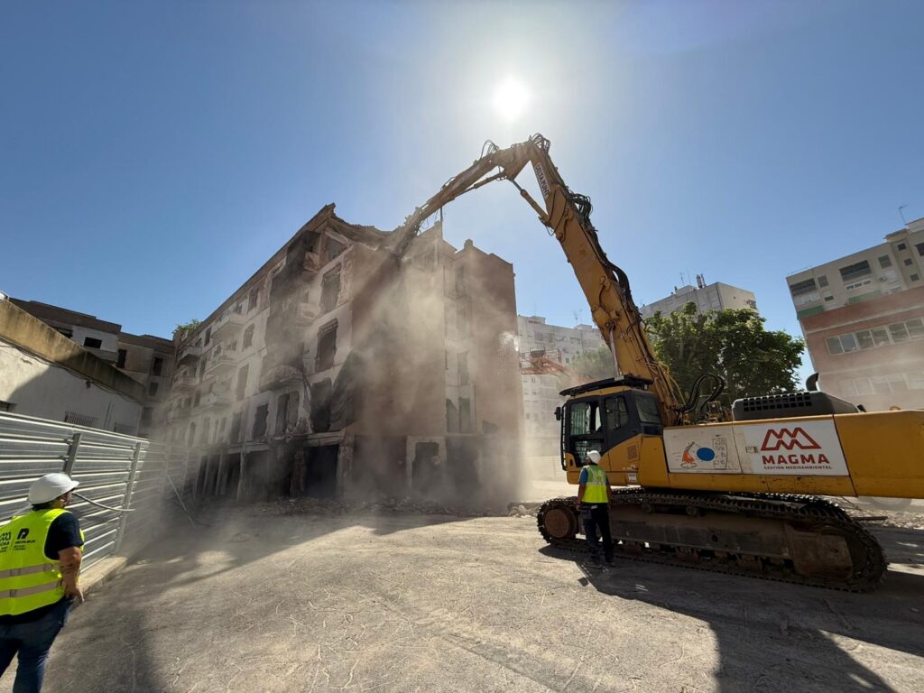 Adiós al edificio más polémico de Campanar: Valencia derriba el conocido como “Chernóbil” tras casi 40 años de abandono 3 Adios a %E2%80%98Chernobil Valencia inicia el derribo del historico edificio degradado de Campanar tras cuatro decadas de abandono 3