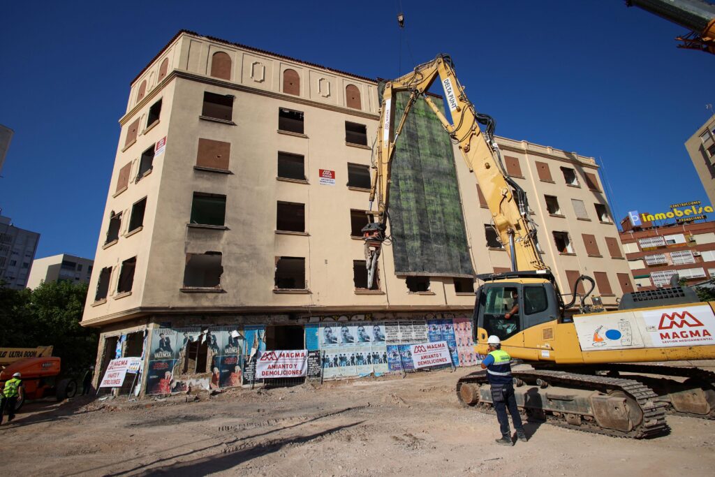 Adiós al edificio más polémico de Campanar: Valencia derriba el conocido como “Chernóbil” tras casi 40 años de abandono 4 Adios a %E2%80%98Chernobil Valencia inicia el derribo del historico edificio degradado de Campanar tras cuatro decadas de abandono 4