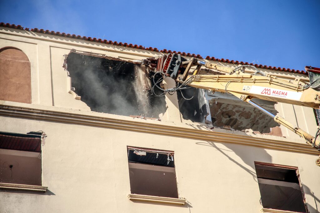 Adiós al edificio más polémico de Campanar: Valencia derriba el conocido como “Chernóbil” tras casi 40 años de abandono 6 Adios a %E2%80%98Chernobil Valencia inicia el derribo del historico edificio degradado de Campanar tras cuatro decadas de abandono 6