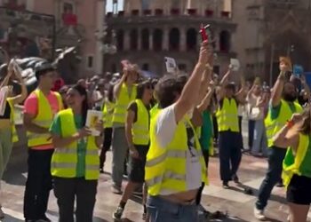 La coincidencia de la protesta docente y los actos del Corpus en la Plaza de la Virgen desata la polémica