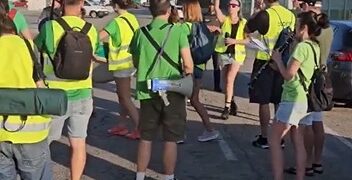 Un piquete educativo corta el acceso al Polígono La Reva de Ribarroja esta mañana y acusa a Mercadona de querer privatizar la educación