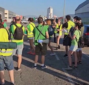 Un piquete educativo corta el acceso al Polígono La Reva de Ribarroja esta mañana y acusa a Mercadona de querer privatizar la educación 1 Un piquete educativo corta el acceso al Polígono La Reva de Ribarroja esta mañana y acusa a Mercadona de querer privatizar la educación