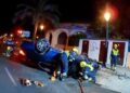 Un espectacular accidente en la calle Doctor Lluch de Valencia se salda con un coche volcado y ocho vehículos dañados