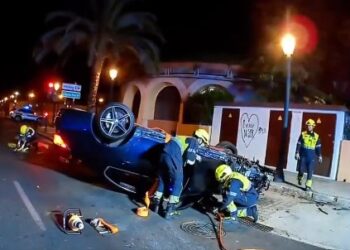 Un espectacular accidente en la calle Doctor Lluch de Valencia se salda con un coche volcado y ocho vehículos dañados