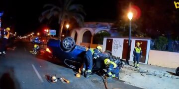 Un espectacular accidente en la calle Doctor Lluch de Valencia se salda con un coche volcado y ocho vehículos dañados
