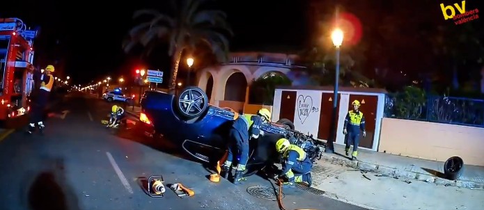 Un espectacular accidente en la calle Doctor Lluch de Valencia se salda con un coche volcado y ocho vehículos dañados 1 Un espectacular accidente en la calle Doctor Lluch de Valencia se salda con un coche volcado y ocho vehículos dañados