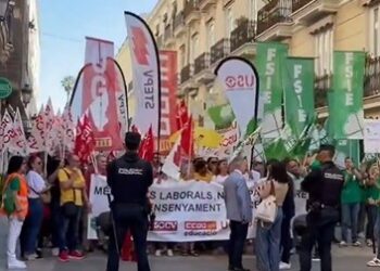 La enseñanza concertada exige el fin de la "discriminación" laboral ante les Corts en su tercera jornada de huelga 14 La enseñanza concertada exige el fin de la "discriminación" laboral ante les Corts en su tercera jornada de huelga