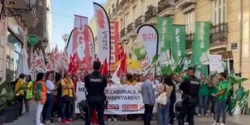 La enseñanza concertada exige el fin de la "discriminación" laboral ante les Corts en su tercera jornada de huelga