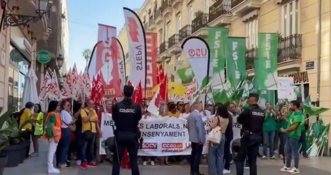 La enseñanza concertada exige el fin de la "discriminación" laboral ante les Corts en su tercera jornada de huelga 1 La enseñanza concertada exige el fin de la "discriminación" laboral ante les Corts en su tercera jornada de huelga