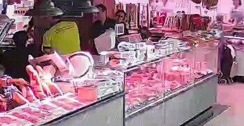 Grave crisis sanitaria en el Mercado Central de Valencia: Un nuevo desmayo por golpe de calor destapa el "infierno" bajo la cúpula y la total inacción política 18 Grave crisis sanitaria en el Mercado Central de Valencia: Un nuevo desmayo por golpe de calor destapa el «infierno» bajo la cúpula y la total inacción política