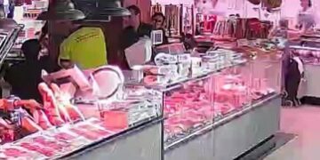 Grave crisis sanitaria en el Mercado Central de Valencia: Un nuevo desmayo por golpe de calor destapa el «infierno» bajo la cúpula y la total inacción política