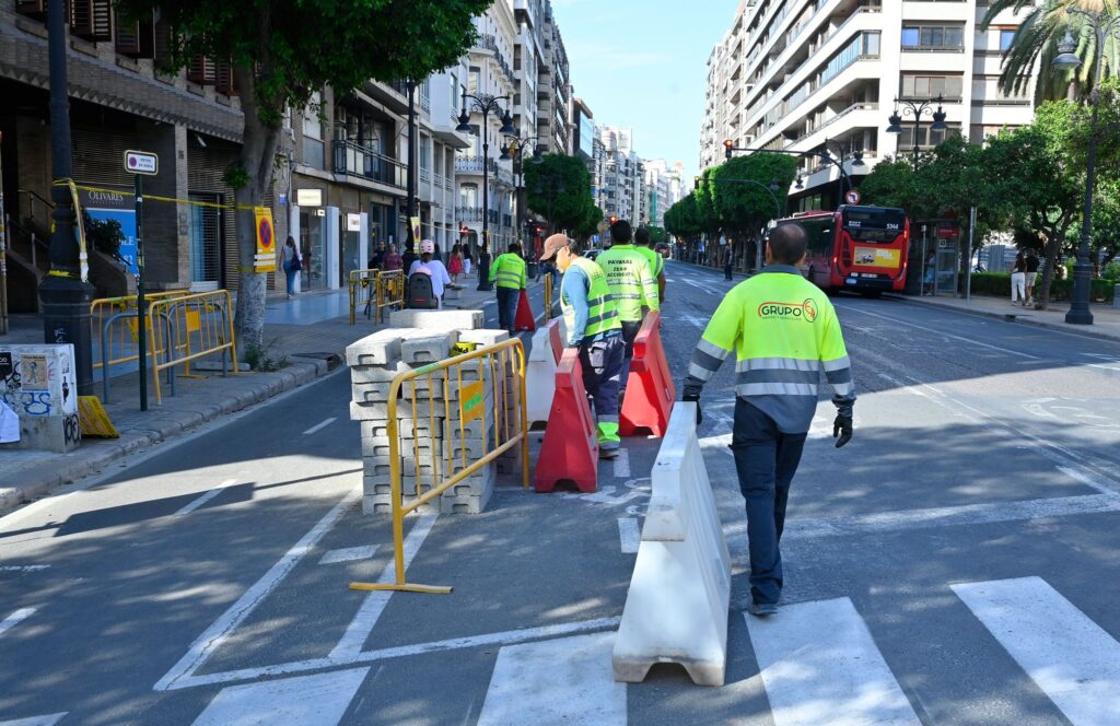 Comienza la gran transformación de la calle Colón: cinco meses de obras para modernizar la principal arteria comercial de Valencia 4 Comienza la reforma integral de la calle Colon para reconquistar sus aceras e implantar la nueva identidad Valentia 3
