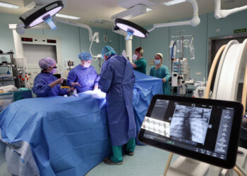Hito médico: el Hospital La Fe incorpora una innovadora cirugía de escoliosis sin radiación para adolescentes 18 Hito médico: el Hospital La Fe incorpora una innovadora cirugía de escoliosis sin radiación para adolescentes