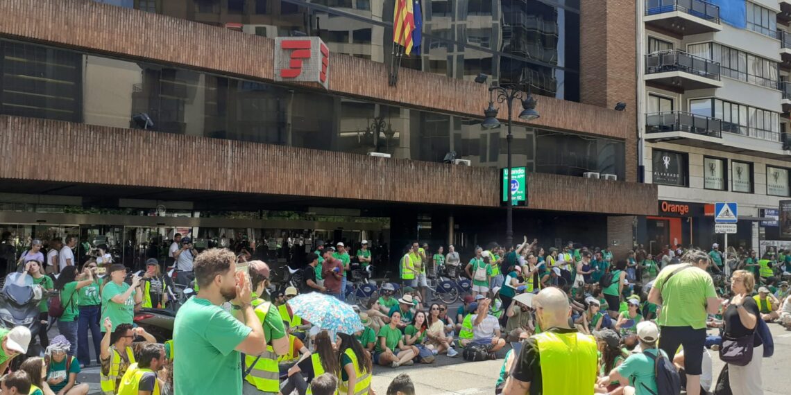 Tensión en Valencia: Los docentes cortan la calle Colón tras las cargas policiales mientras Delegación expedienta a los agentes implicados