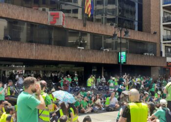 Tensión en Valencia: Los docentes cortan la calle Colón tras las cargas policiales mientras Delegación expedienta a los agentes implicados 14 Tensión en Valencia: Los docentes cortan la calle Colón tras las cargas policiales mientras Delegación expedienta a los agentes implicados