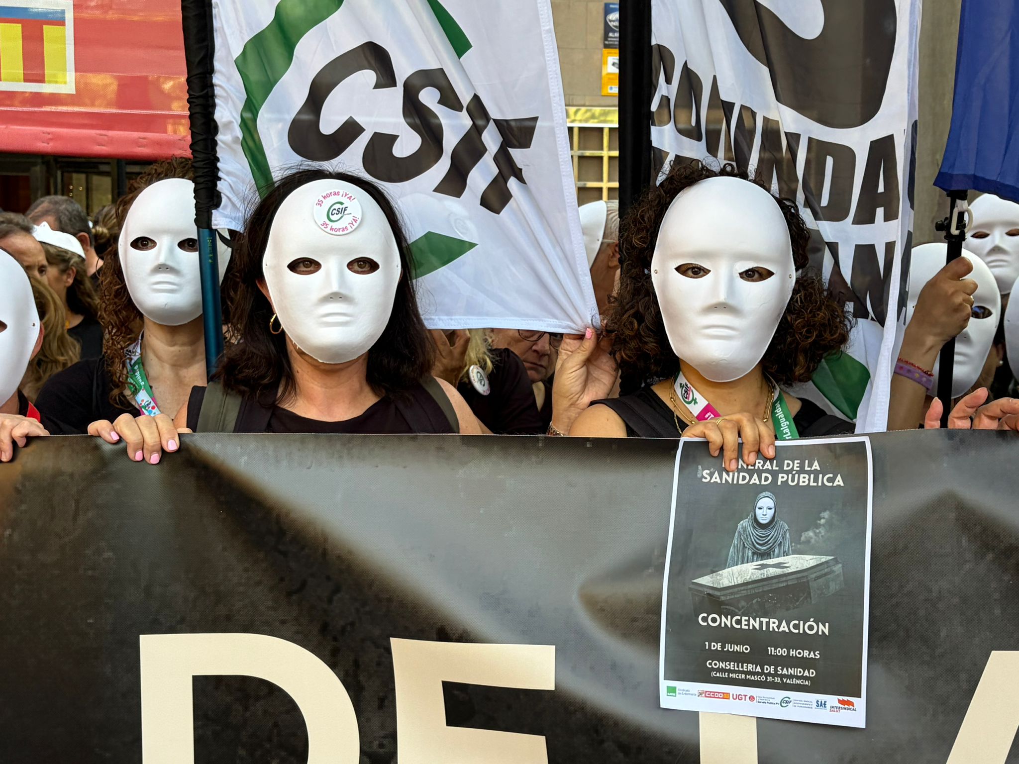 Concentración de sanitarios frente a la Consellería de Sanitat 4 HJugysyX0AEaQ2I