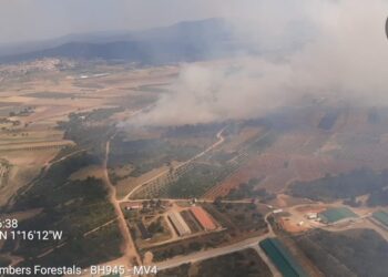 Un incendio forestal en Sinarcas moviliza a los servicios de emergencia de la Comunitat Valenciana y Castilla-La Mancha