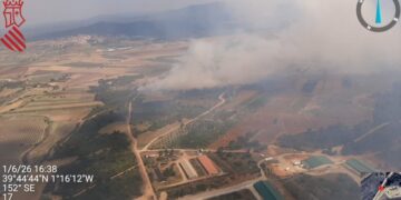 Un incendio forestal en Sinarcas moviliza a los servicios de emergencia de la Comunitat Valenciana y Castilla-La Mancha