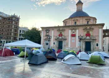 Pulso en el Cap i Casal: El profesorado acampa en la Plaza de la Virgen a las puertas del Corpus 19 Pulso en el Cap i Casal: El profesorado acampa en la Plaza de la Virgen a las puertas del Corpus