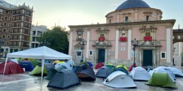Pulso en el Cap i Casal: El profesorado acampa en la Plaza de la Virgen a las puertas del Corpus