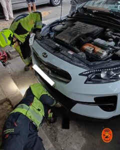 La Policía Local y Bomberos del Ajuntament de Valéncia rescata a un gato atrapado en el motor de un coche en el barrio de Campanar 2 HJzhqMlXgAAQKXE
