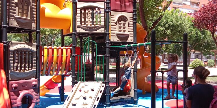 Mislata reabre el parque infantil de la plaza Príncipe de Asturias tras una renovación integral
