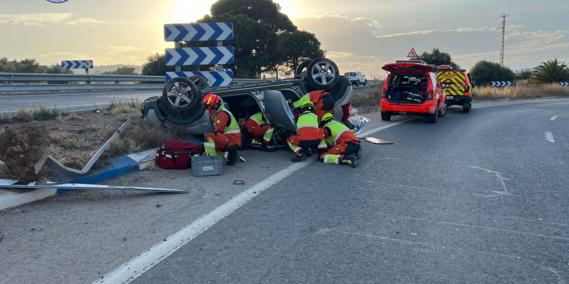 Los bomberos rescatan al conductor de un coche volcado en un aparatoso accidente en Sagunto