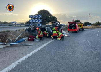 Los bomberos rescatan al conductor de un coche volcado en un aparatoso accidente en Sagunto