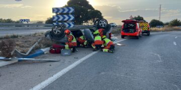 Los bomberos rescatan al conductor de un coche volcado en un aparatoso accidente en Sagunto