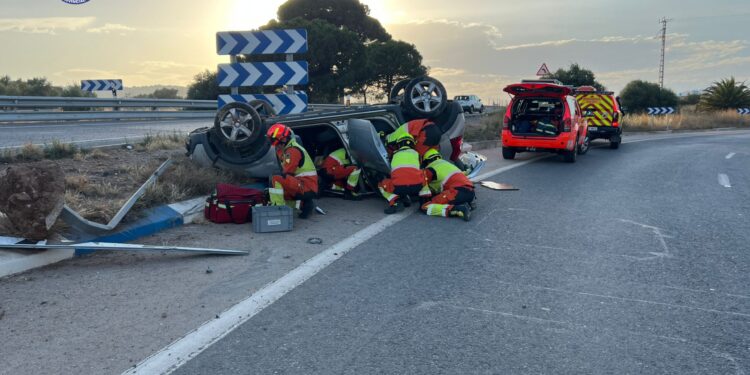 Los bomberos rescatan al conductor de un coche volcado en un aparatoso accidente en Sagunto