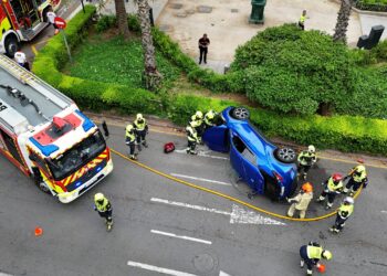 Aparatoso accidente: un coche vuelca en la Gran Vía Marqués del Turia de Valencia