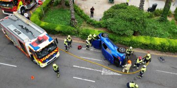 Aparatoso accidente: un coche vuelca en la Gran Vía Marqués del Turia de Valencia