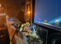 Un camión accidentado provoca una peligrosa fuga de gas natural comprimido en la A-7 a la altura de Puçol