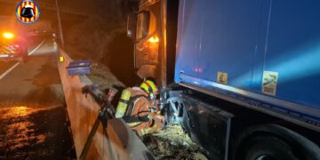 Un camión accidentado provoca una peligrosa fuga de gas natural comprimido en la A-7 a la altura de Puçol
