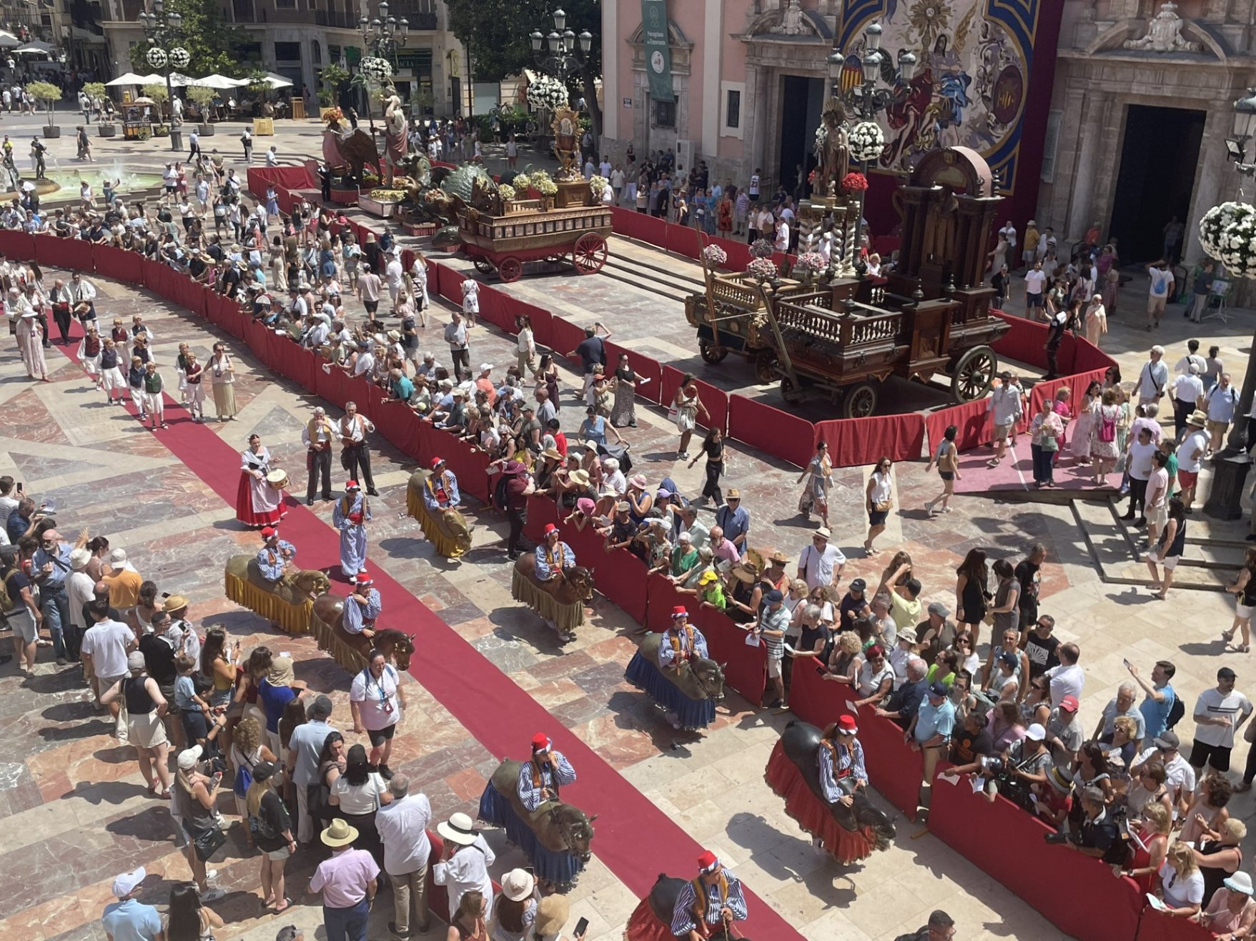 La tradicional Poalà refresca el intenso calor en la 671 edición de la Festa Grossa del Corpus de Valencia 2 HKMfFM6XIAAZltB