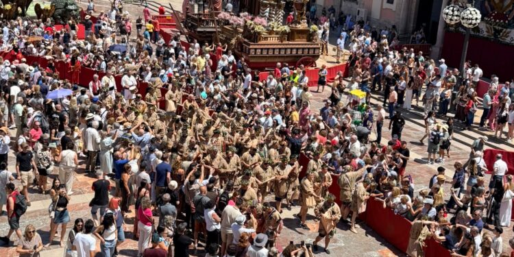 La tradicional Poalà refresca el intenso calor en la 671 edición de la Festa Grossa del Corpus de Valencia 1 La tradicional Poalà refresca el intenso calor en la 671 edición de la Festa Grossa del Corpus de Valencia
