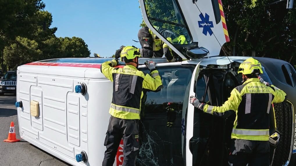 Aparatoso accidente en el puente Nou d'octubre de Valéncia tras colisionar un turismo y una ambulancia