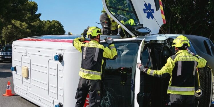 Aparatoso accidente en el puente Nou d'octubre de Valéncia tras colisionar un turismo y una ambulancia 1 Aparatoso accidente en el puente Nou d'octubre de Valéncia tras colisionar un turismo y una ambulancia