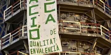 Colocan una pancarta de la huelga educativa en el BIC de Altos Hornos de Sagunto