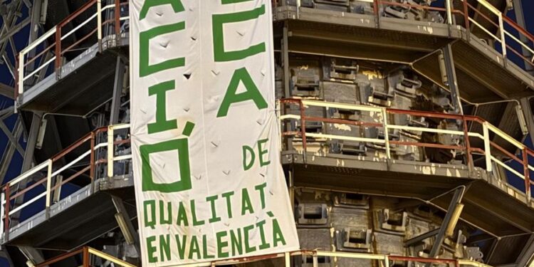 Colocan una pancarta de la huelga educativa en el BIC de Altos Hornos de Sagunto 1 Colocan una pancarta de la huelga educativa en el BIC de Altos Hornos de Sagunto
