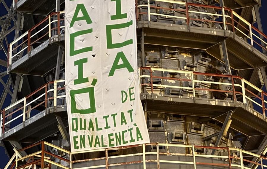 Colocan una pancarta de la huelga educativa en el BIC de Altos Hornos de Sagunto 1 Colocan una pancarta de la huelga educativa en el BIC de Altos Hornos de Sagunto