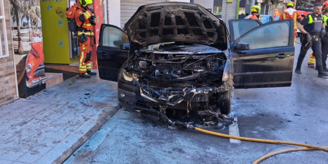 Susto en Torrent: Los bomberos extinguen el incendio de un coche y salvan un comercio colindante de sufrir daños mayores
