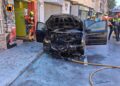 Susto en Torrent: Los bomberos extinguen el incendio de un coche y salvan un comercio colindante de sufrir daños mayores