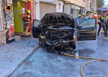 Susto en Torrent: Los bomberos extinguen el incendio de un coche y salvan un comercio colindante de sufrir daños mayores