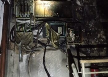 Un incendio en el cuarto de contadores obliga a la intervención urgente de los bomberos en Valencia